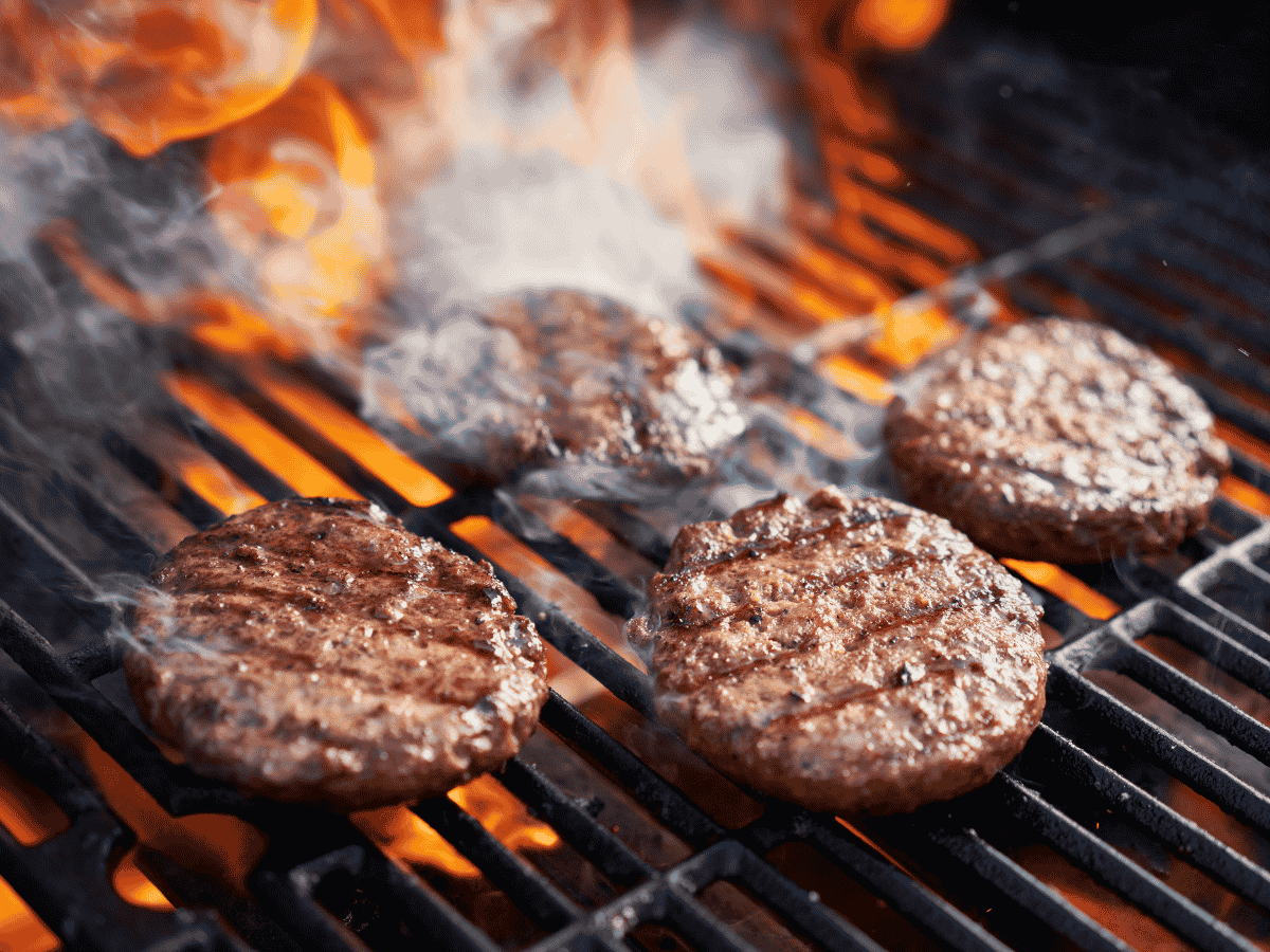 Carnes Angus en la parrilla de Bacon Burgers